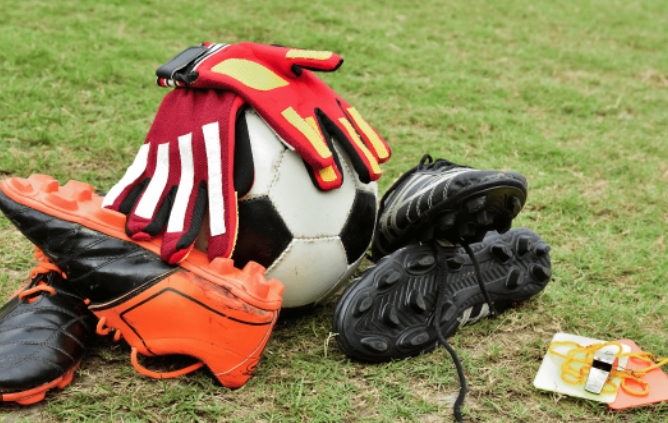 What Equipment or Tools Must Soccer Beginners and Enthusiasts Buy? How to Use Them Correctly