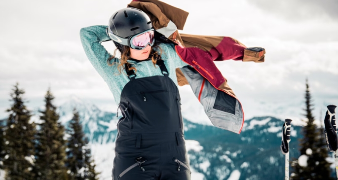 What Equipment and Tools Must Women Bring When Playing Snowboarding Outdoors?