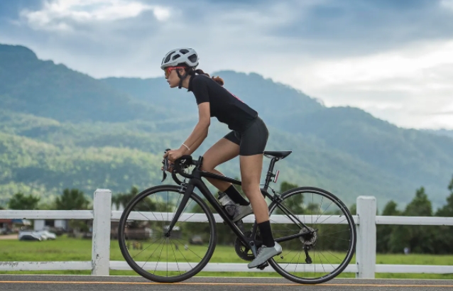 What Equipment and Tools Must Women Bring When Playing Cycling Outdoors?