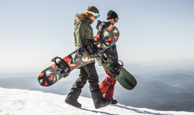 What Equipment and Tools Must Men Bring When Playing Snowboarding Outdoors?