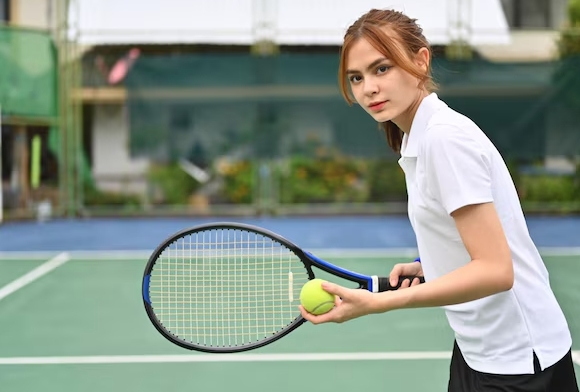 What Equipment and Tools Must Women Bring When Playing Tennis Outdoors?