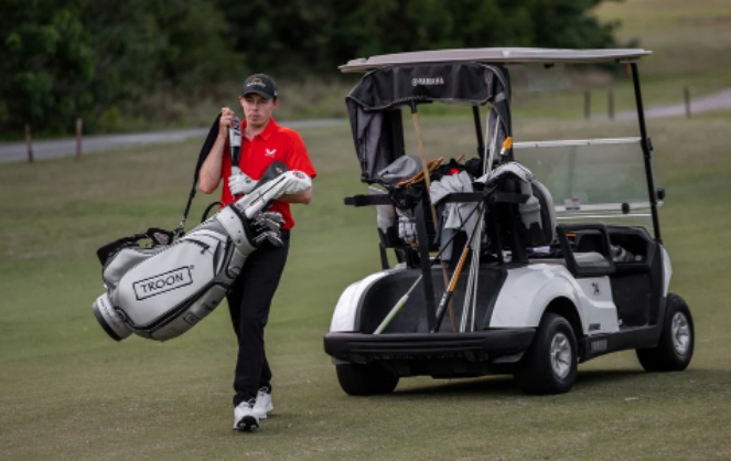 What Equipment and Tools Must Men Bring When Playing Golf Outdoors?