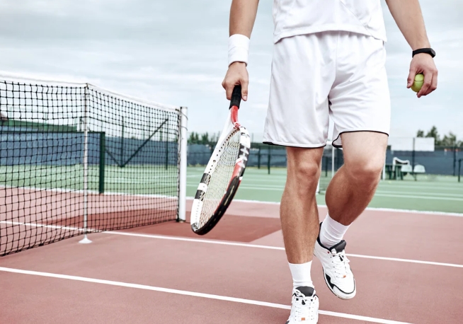 What Equipment and Tools Must Men Bring When Playing Tennis Outdoors?