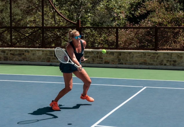 What Equipment and Precautions Do I Need to Bring When Playing Tennis Outdoors in Summer?