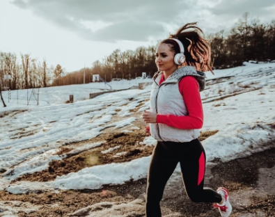 What Equipment and Precautions Do I Need to Bring When Playing Running Outdoors in Winter?