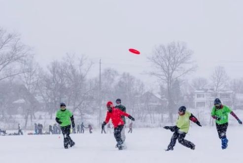 What Equipment and Precautions Do I Need to Bring When Playing Ultimate Frisbee Outdoors in Winter?